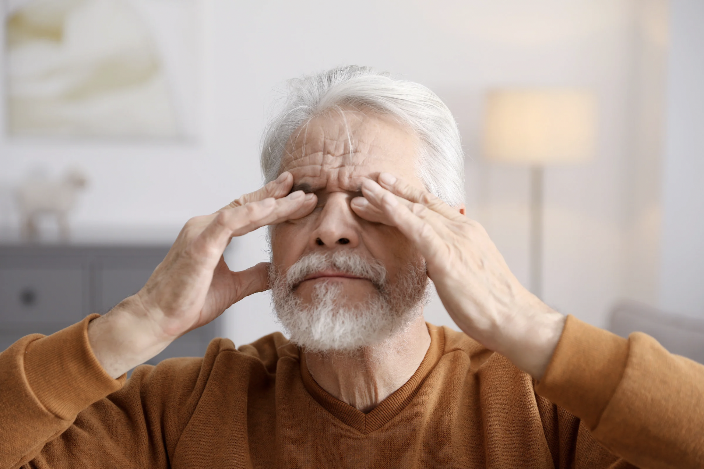 Somnolence après repas après 55 ans — fatigue du soir dans le canapé après le dîner