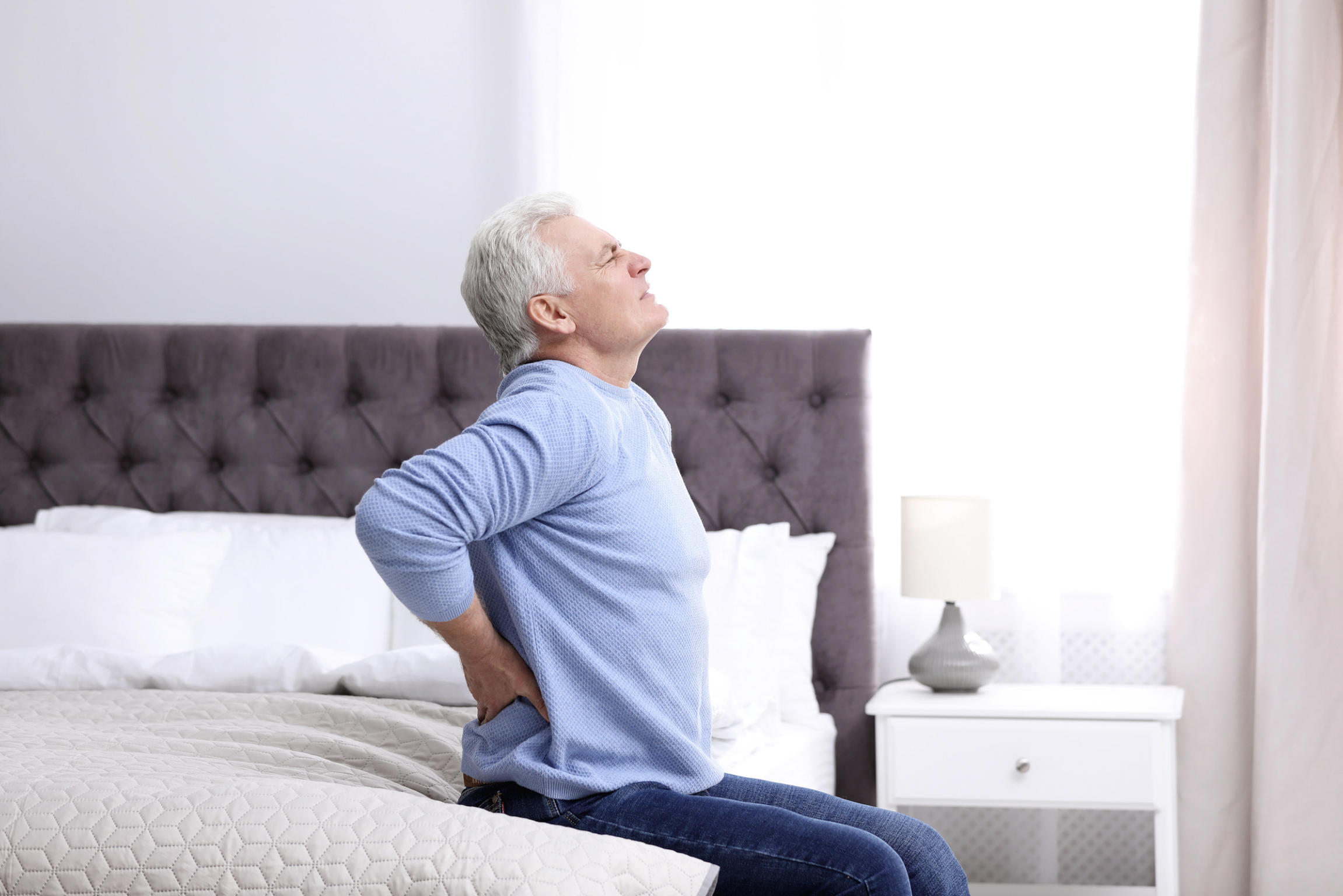 Personne de plus de 55 ans souffrant d'arthrose lombaire cherchant à mieux dormir — Dormez Zen