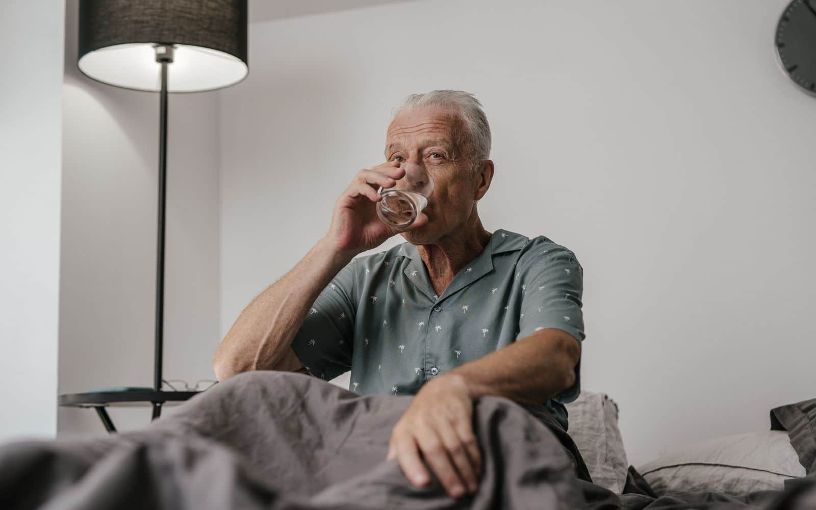 Homme senior au calme dans sa chambre, illustrant le sommeil après la retraite